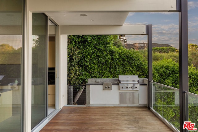 balcony featuring an outdoor kitchen and grilling area