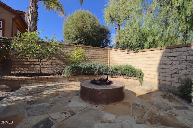 view of patio with a fire pit