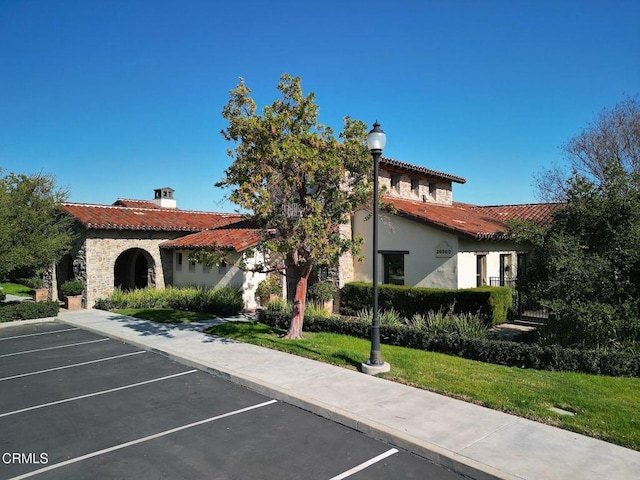 view of front of property featuring a front lawn