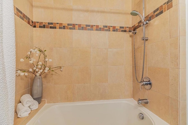 bathroom featuring tiled shower / bath