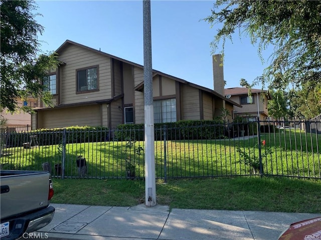 view of front of property featuring a front lawn