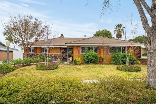 single story home with a front yard