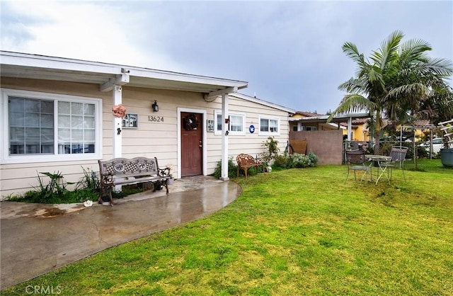 view of front facade featuring a front yard