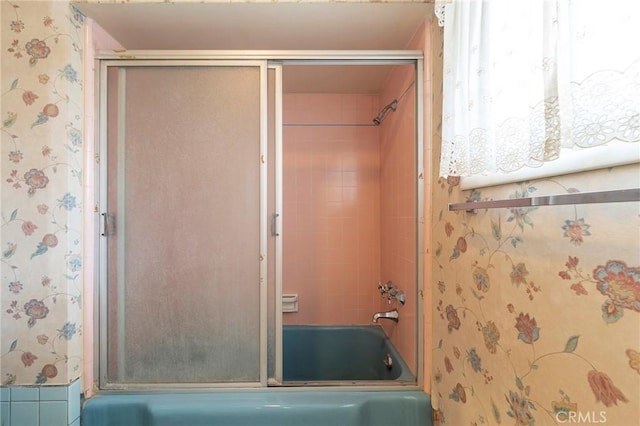 bathroom with enclosed tub / shower combo