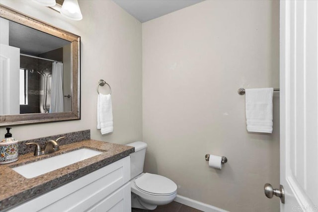 bathroom with a shower with curtain, vanity, and toilet