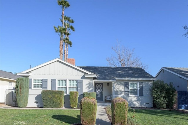 single story home with a front lawn