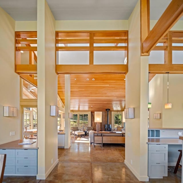 foyer entrance featuring a high ceiling