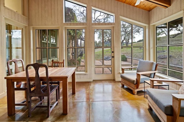 sunroom with ceiling fan