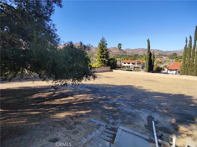 view of yard featuring a mountain view