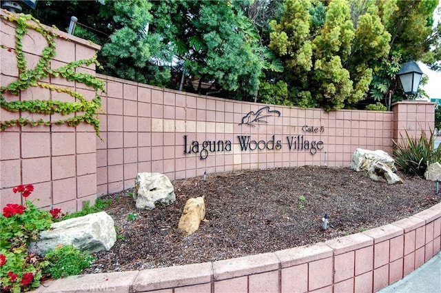 view of community / neighborhood sign