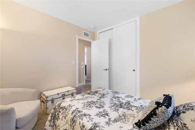 bedroom featuring carpet floors and a closet