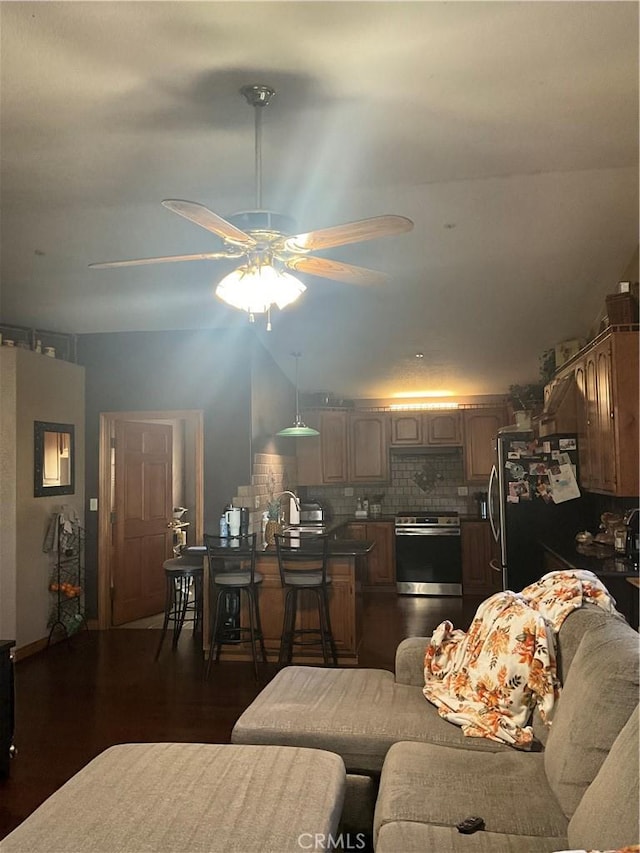 living room with dark wood-type flooring and ceiling fan