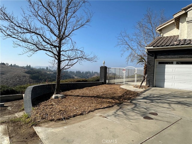 view of yard with a garage