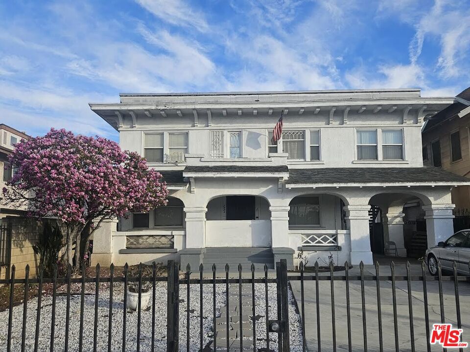 view of italianate home