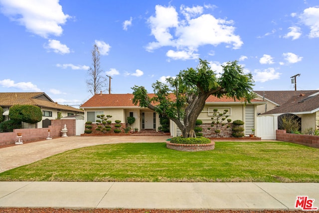 ranch-style house featuring a front lawn