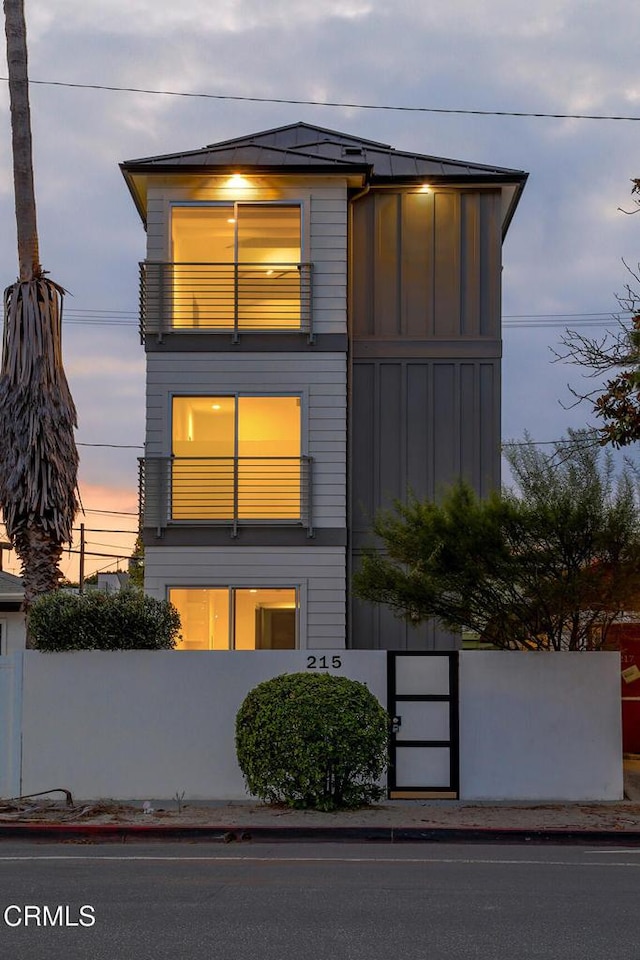 view of front of property featuring a balcony