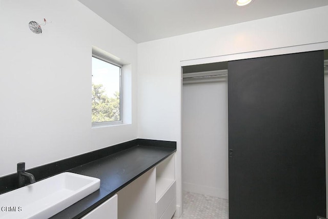 bathroom featuring sink