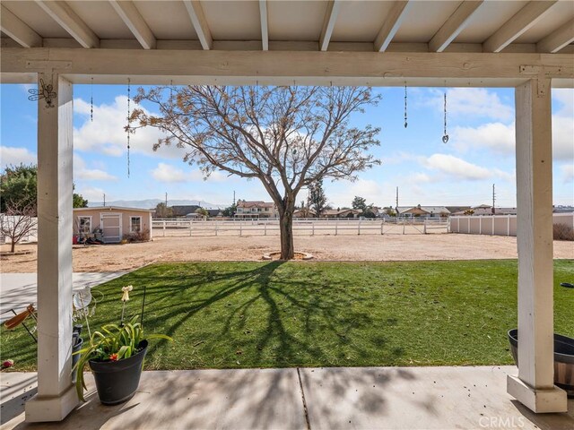 view of yard featuring an outdoor structure