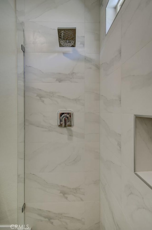 bathroom featuring tiled shower