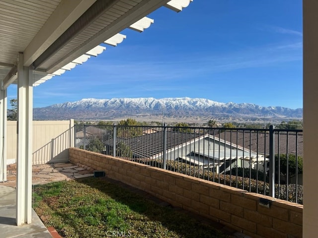 view of yard featuring a mountain view