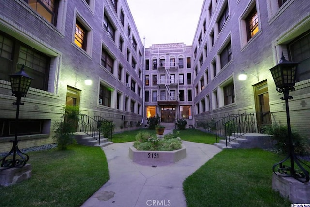 2121 James M Wood Blvd Unit 224, Los Angeles, CA 90006 - view of community with a lawn