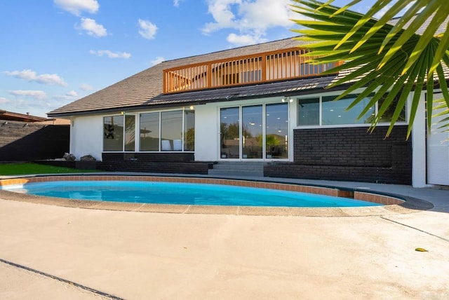 view of swimming pool featuring a patio