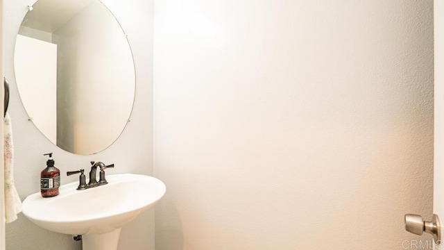 bathroom featuring sink