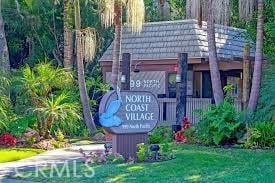 community / neighborhood sign featuring a lawn