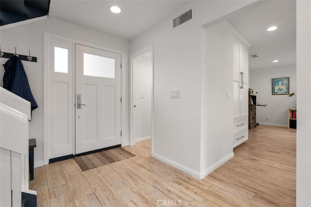 entryway featuring baseboards, light wood finished floors, visible vents, and recessed lighting