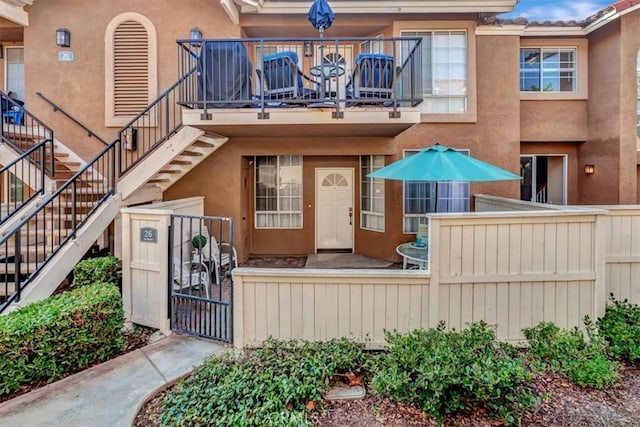 property entrance featuring a balcony