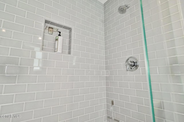 bathroom featuring a tile shower