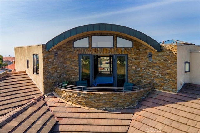 entrance to property featuring a patio area