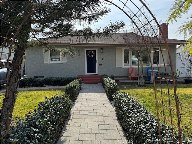 view of front of property featuring a front yard