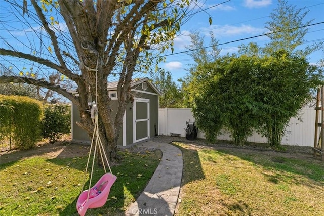 view of yard featuring a storage shed