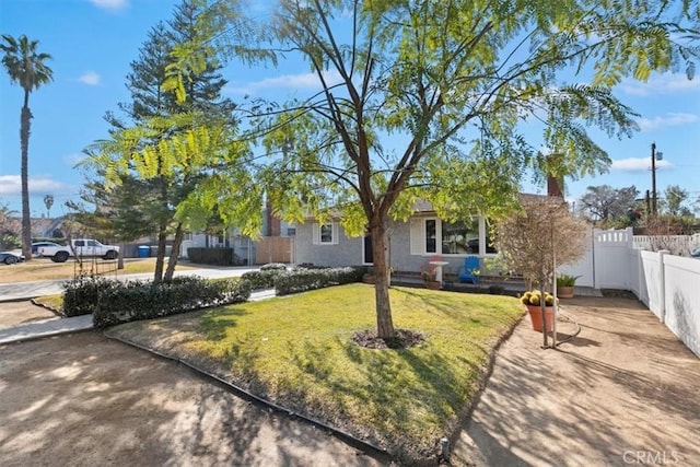 view of front facade featuring a front lawn