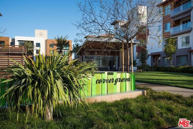 community / neighborhood sign featuring a lawn