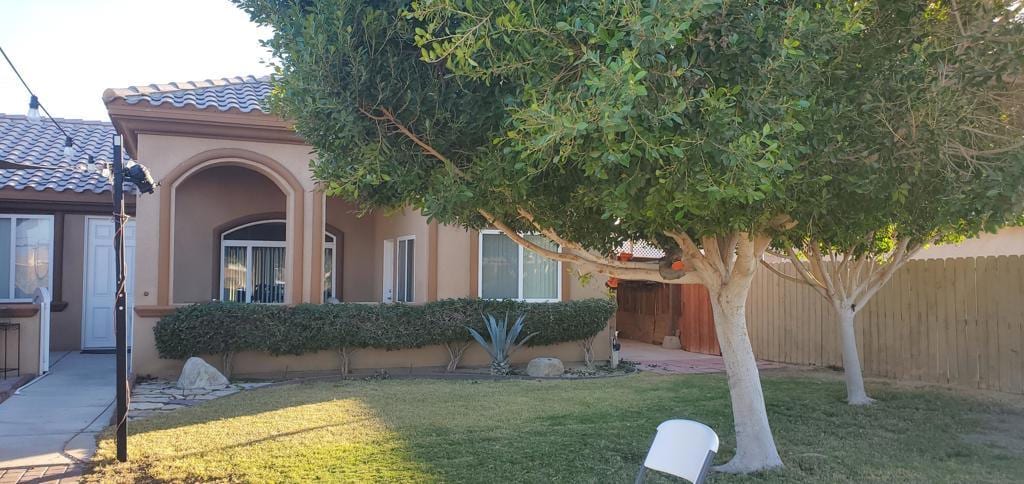 view of front facade with a front yard