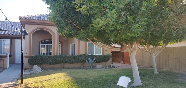 view of front facade with a front yard