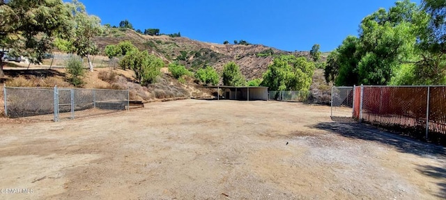 view of yard with a mountain view