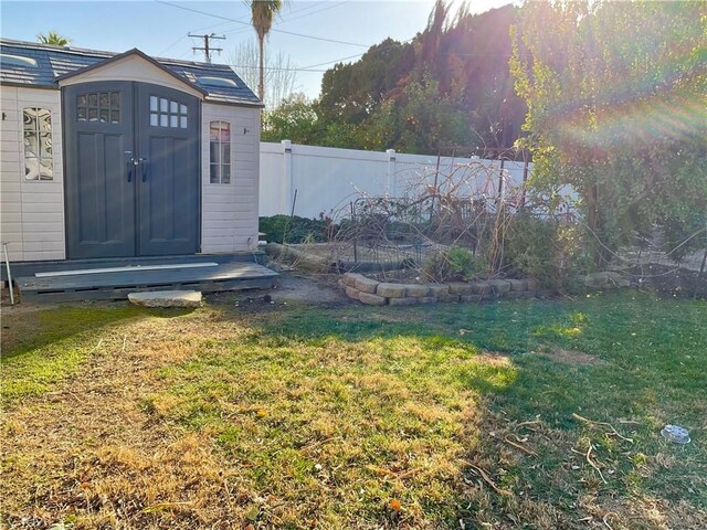 view of yard with a storage unit