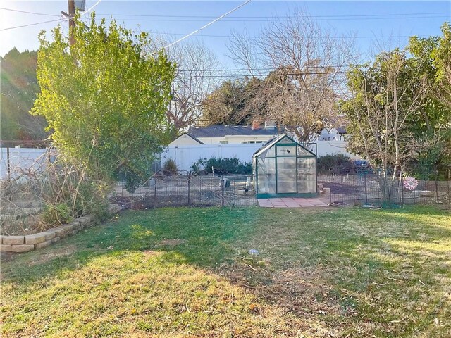 view of yard with an outbuilding