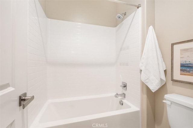 bathroom featuring toilet and washtub / shower combination