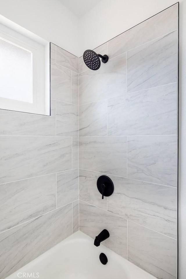 bathroom with tiled shower / bath combo