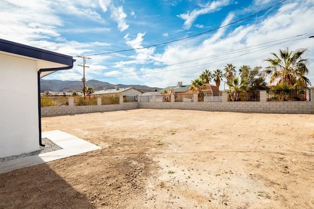 view of yard featuring a mountain view