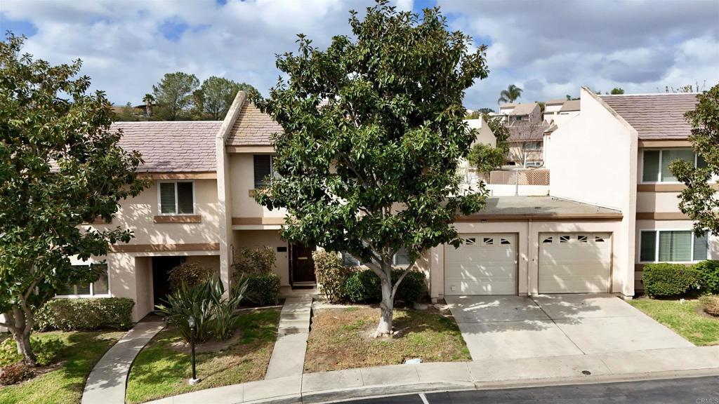 townhome / multi-family property featuring a garage