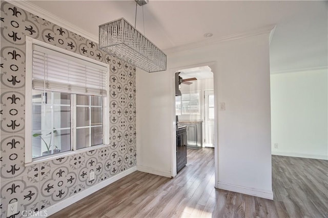 spare room featuring crown molding, light hardwood / wood-style floors, and ceiling fan