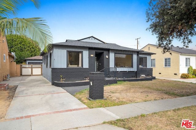 bungalow featuring a front lawn