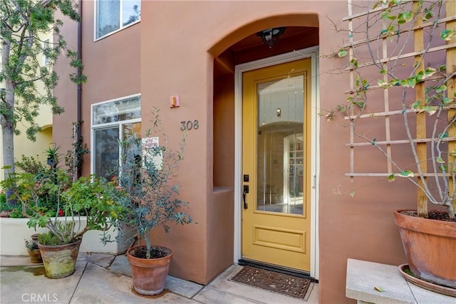 view of exterior entry featuring stucco siding