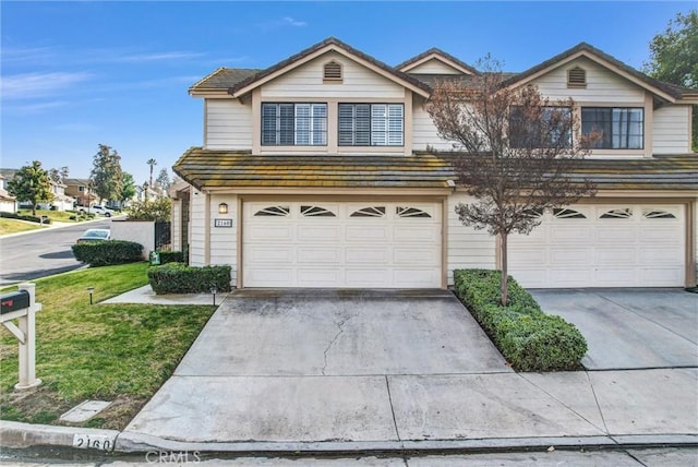 view of front property featuring a garage and a front yard