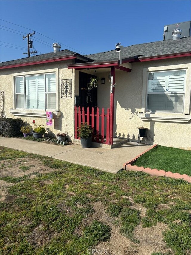 view of front of house with a front lawn and a patio area